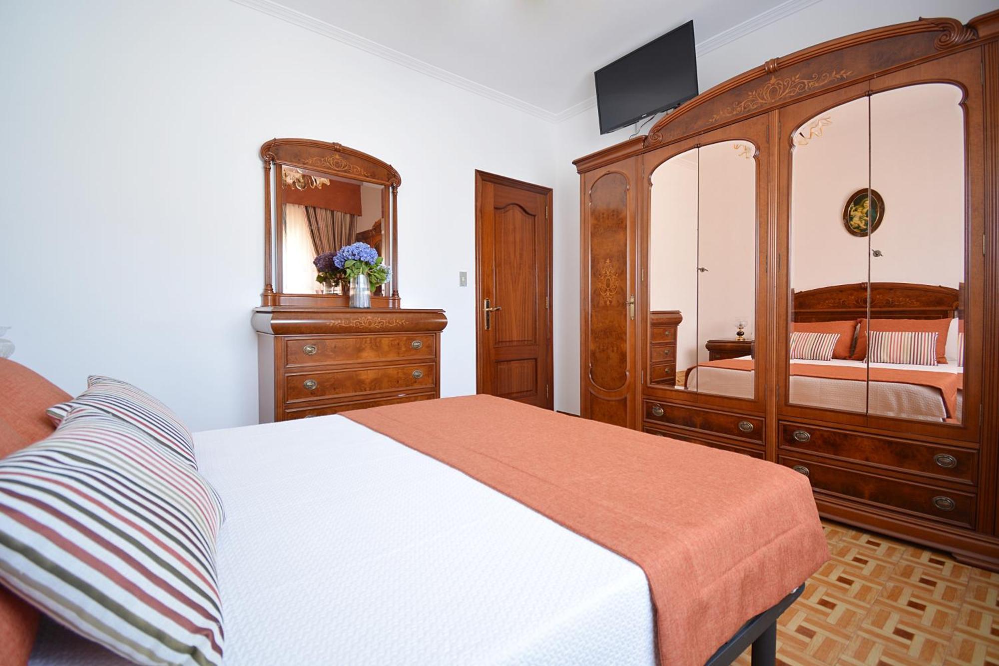 Galihost - Enorme Casa Con Piscina En * Villanueva De Arosa