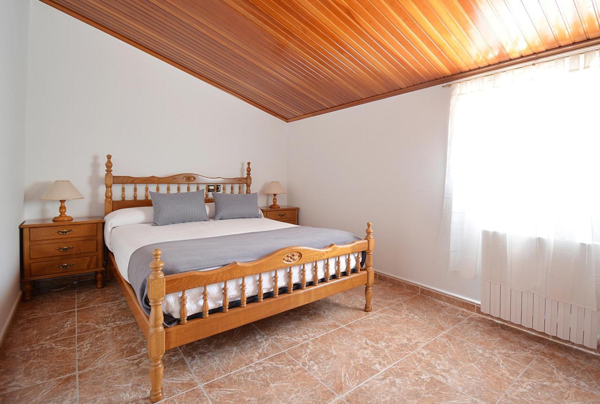 Galihost - Enorme Casa Con Piscina En * Villanueva De Arosa